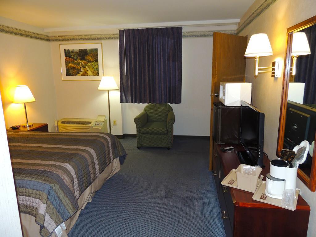 Budget Host Inn & Suites Fertility Habitación foto